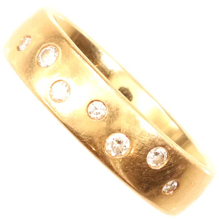 Ring med diamanter 7 x ca 0,01-0,03ct, totalt 0,13ct enligt gravyr, stl 16½, bredd ca 5mm, repig, 18K Vikt: 5,5 g