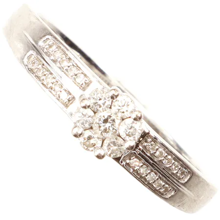 Ring med diamanter 7x ca 0,02-0,03ct + 20 x ca 0,0025ct, stl 19½, bredd ca 2-6mm, vitguld, repig, Guldfynd, 18K Vikt: 4,3 g