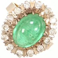 Ring med cabochonslipad smaragd samt diamanter ca 14x 0,05ct, stl 20½, bredd ca 22mm, ryska stämplar, 18K Vikt: 13,4 g