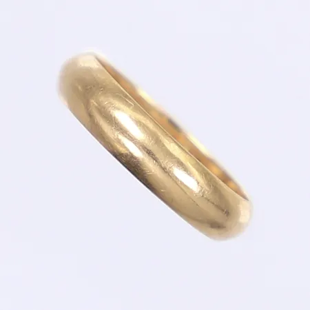 Ring, slät, stl 17, bredd 4,4mm, personlig gravyr, 18K  Vikt: 4 g