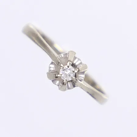 Ring med diamant 0,07ct enl. gravyr, stl 17¼, bredd 2-6mm, vitguld 18K Vikt: 2,8 g