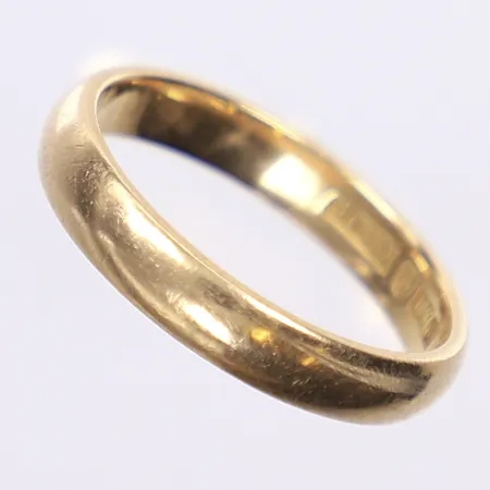 Ring, slät, stl 20½, bredd 4mm, personlig gravyr, 18K Vikt: 6,6 g