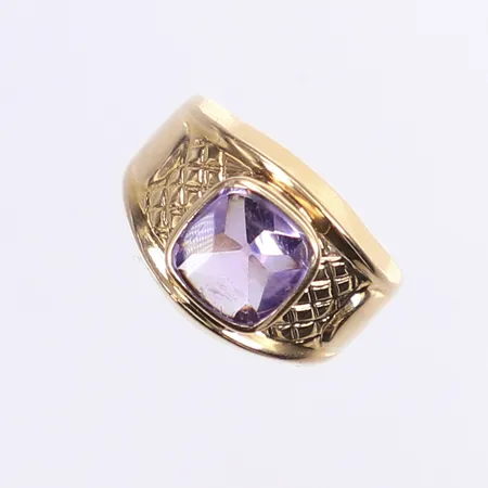 Ring med lila sten, stl 15½, bredd 3-12mm, 18K Vikt: 2,9 g