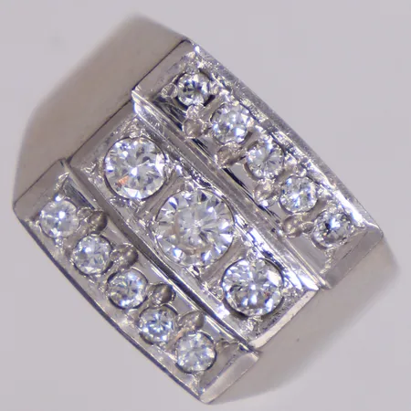 Ring med diamanter 1xca0,18ct, 2xca0,08ct, 10xca0,02-0,03ct, tot 0,60ctv enligt gravyr, ca W-TW(H-G)/Si, stl 16, bredd 4,2-12,3mm, Gustafsson Evert, år 1978, vitguld, 18K  Vikt: 9,2 g