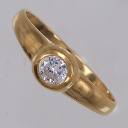 Ring med vit sten, stl 17, bredd ca 2-5mm, Guldfynd, 18K Vikt: 1,9 g