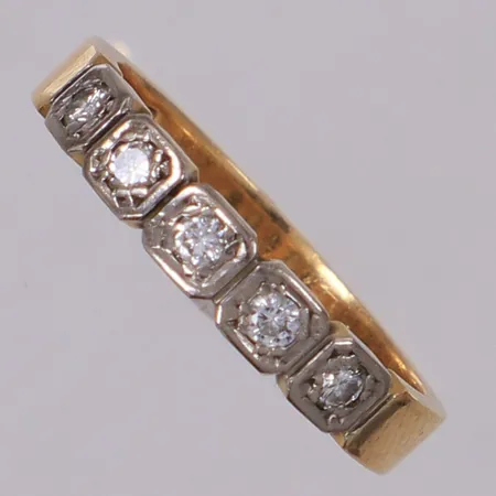 Ring med briljantslipade diamanter 5xca0,04ct, stl 16¾, bredd 3,3mm, G Dahlgren & co, år 1974, rödguld/vitguld,  18K Vikt: 3,6 g