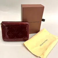 Plånbok, Louis Vuitton, Zippy Coin Purse, mörkröd lack med monogram och läder, mått ca 11,5x8,5x2cm, bruksrepor in- och utvändigt, färgbortfall på gulmetall, dustbag, kartong 