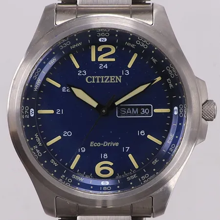 Herrur Citizen Eco-Drive Military, stål, datum, dag, blå urtavla, självlysande visare, ref AW0110-82L, sernr 252050171, boettnr J800-S128226, repor, kvitto 2023, manual, extra länkbitar, box