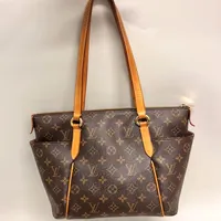 Handväska, Louis Vuitton Totally, made in France, monogramcanvas, två fickor, detaljer i läder, brunt tygfoder i gott skick, bredd 35-28cm, höjd 24cm, djup 13cm, dubbla handtag 23cm, ser nr FL0130, år 2010, bruksslitage, inga tillbehör