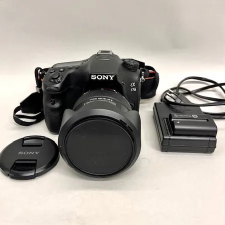 Digitalkamera Sony Alpha 77 ILCA-77M2, snr: 3810686, med objektiv Sony SAL1650, 2.8/16-50 SSM, snr: 1934681, motljusskydd, laddare, inget minneskort, inga övriga tillbehör  Skickas med postpaket.