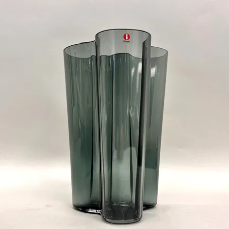 Vas, höjd 25,5cm, Savoy, design Alvar Aalto (1898-1976), iittala, gråblå kristall, etikettmärkt, inga tillbehör  Skickas med postpaket.