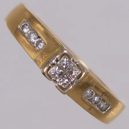 Ring med diamanter 4xca0,03ct princesslipade, 6xca0,02ct, stl 16½, bredd 2,3-4,6mm, GHA, del i vitguld, 18K Vikt: 4,8 g