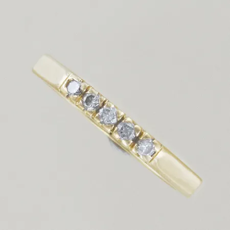 Ring med diamanter 5 x 0,02ct, Ø 19¾ mm, bredd 2,76 mm, 18K 4g Vikt: 4 g