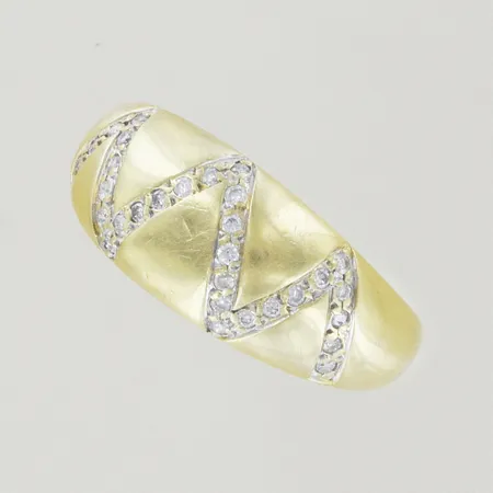 Ring med diamanter, Ø 17½ mm, bredd 8,8 mm, lite ojämn repor, 18K Vikt: 4,5 g