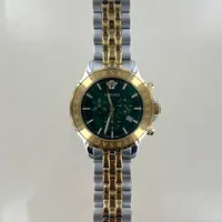 Herrur chronograph Versace B7-VEV6 230001670128, diam 44 mm, med box extra länkar. safirglas, Batteridriven schweizisk Kvartsrörelse Timme, minut, datum och stoppur .Färg: grön med Versace-logotyp Skickas med postpaket.