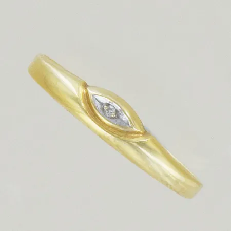 Ring med diamant 0,005ct, Ø 17½,mm, lite ojämn skena,18K  Vikt: 0,9 g