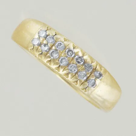 Ring med diamanter 14 x 0,01ct, Ø 17 mm, bredd 5,7 mm, 18K Vikt: 4 g
