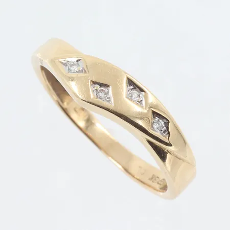 Ring med diamanter 4 X 0,01 ct, stl  18 mm Bredd: ca 2,50 - 5,30 mm, 18K Vikt: 3,3 g