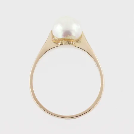 Ring med pärla Ø 8,1 mm, stl 18 mm, bredd skena ca 1,95 mm, 18K Vikt: 3,8 g