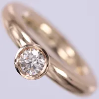 Ring med diamant ca 1x0,57ct, Cape (N)/VS1, stl: 17, bredd: ca 4mm, 18K  Vikt: 14,6 g