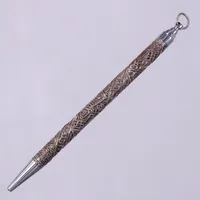 Penna/Hänge, längd ca 11,8cm, bredd ca 0,8mm, sterling silver hölje runt pennan, silver 925/1000, bruttovikt: 13g.