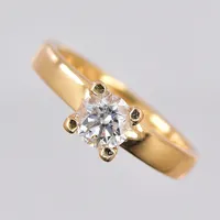 Ring med briljantslipad diamant ca 0,70ct, ca W/SI, stl 18, skenans bredd 3 mm, personlig gravyr, 18K. Vikt: 5,7 g