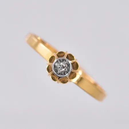 Ring med vit sten, stl 15½, 18K. Vikt: 1,1 g