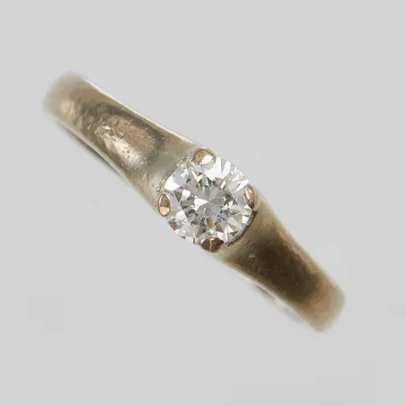 Ring, briljantslipad diamant ca 0,35ct, ca W/SI1, Ø17¼, bredd:2-4,5mm, stenen har slitna fasettkanter, vitguld, 18K. Vikt: 3,8 g