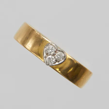 Ring, hjärta med diamanter 3xca0,04ct, Ø19¼, bredd:4,5mm, GHA, 18K Vikt: 4,9 g