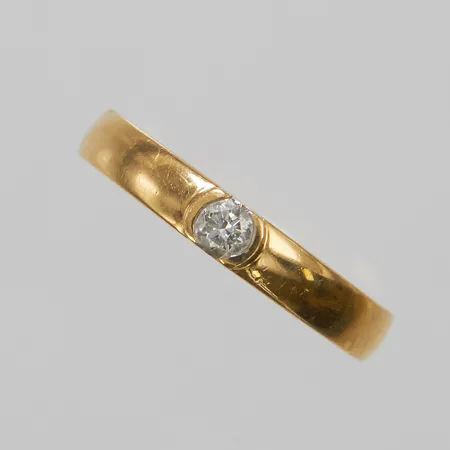 Ring med diamant 1 x ca. 0,16ct, Ø18¼, bredd: 3,3mm, 18K Vikt: 5,1 g