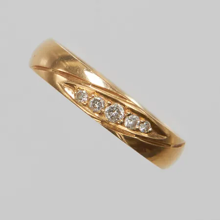 Ring, 5 briljantslipade diamanter 0,10ctv enligt gravyr, Ø16¾, bredd:3,9mm, 18K Vikt: 4,1 g