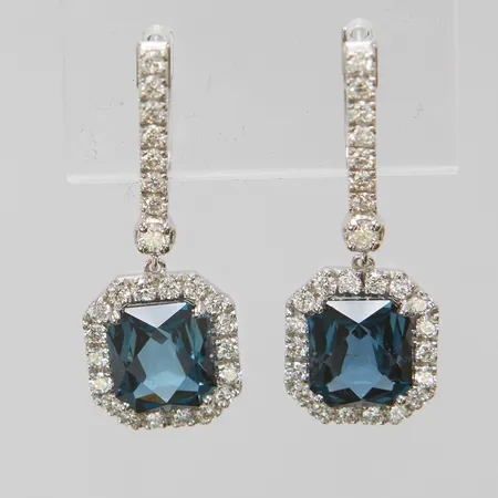 Örhängen, 2 topaser 6,63ctv enligt gravyr, London Blue, briljantslipade diamanter 50xca0,02ct + 2xca0,05ct, totalt 1,08ct enligt gravyr, ca TW/VS-SI, 31x12mm, stift, vitguld, 18K. Vikt: 7,9 g