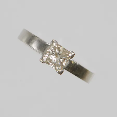 Enstensring, prinsesslipad diamant 0,71ct, TW (G)/SI1, GIA laserinskription: 6265299503, Ø15, bredd: 2,8-5,4mm, personlig gravyr, Hovjuvelerare Gunnar Fahlström AB, vitguld, 18K Vikt: 5,2 g