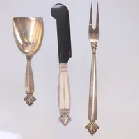 Servingsset Georg Jensen modell Dronning, formgiven av Johan Rohde, skopa, pastejkniv (blad i rostfritt stål) samt gaffel, längd: 10,5-16mm i originaletui, silver 925/1000 Vikt: 69,8 g