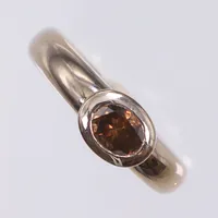 Ring i vitguld med ovalslipad cognacfärgad diamant 1xca0,56ct brown-ish, stl 14½, bredd 3-6mm, Mpc'S Smyckekonst Göteborg 2015, 18K Vikt: 17,1 g