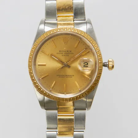 Herrur Rolex Oyster Perpetual Date, automatisk, guld/stål, 34mm, ref: 15223, srn: E436869, från ca 1990, verknummer: 5831968, cal: 3135, boettnr: 15200, oysterlänk i guld/stål, länkref: 7835318, defekt krona, själva kronhalsen sitter fast i kronan, inga tillbehör.