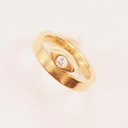 Ring med diamant 0,10ct enligt gravyr, Ø16¼, bredd: 3,5mm, gravyr, 18K Vikt: 6,6 g