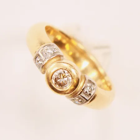 Ring med diamanter 1 x ca. 0,20 + 4 x ca. 0,01ct, Ø16, bredd: 3,8mm, GFAB, 18K Vikt: 5,5 g