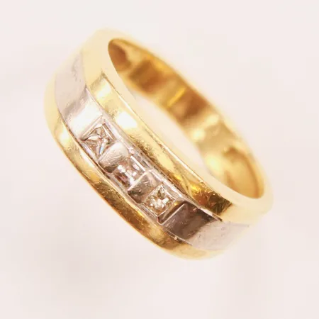 Ring med 3 prinsesslipade diamanter, Ø17¾, bredd: 3,8-7,1mm, vitguldsdetaljer, 18K Vikt: 6,7 g