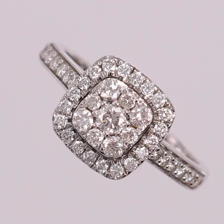 Ring vitguld med 8/8-slipade diamanter ca 1x0,06ct, 4x0,02ct, 4x0,015ct, 32x0,01ct, stl 16½, bredd 2,5mm, infattningen 9,5mm, GHA. 18K Vikt: 3,9 g