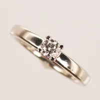 Ring vitguld med diamant 0,25ct TW Si enl gravyr, stl 17¼, bredd 3-4 mm, stämplad JSS (jarl sandin & söner), 18K 5,1g Vikt: 5,1 g