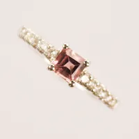 Ring med diamanter totalt ca 0,12ct, samt rosa sten, stl 16, vitguld, 18K  Vikt: 2 g