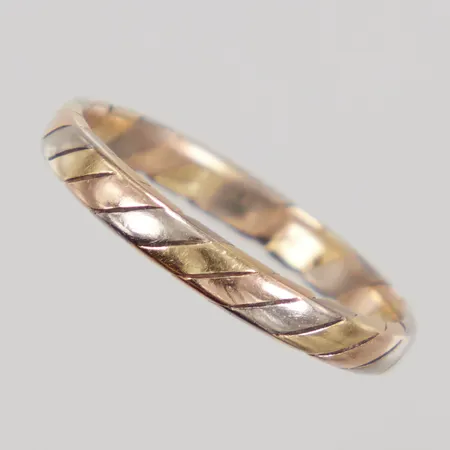 Ring stl 17¾, bredd 2,8mm, 3-färgad guld, gravyr, 18K  Vikt: 2,6 g