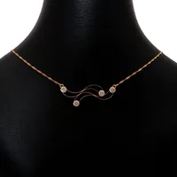 Collier med integrerat Hänge, 18K guld, Cubic Zirconia, Guldfynd (GHA), längd 44,5 cm, bredd kedja Singapore 1,2 mm, hänge med böljande dekor, storlek 13x37 mm, stenar utan anmärkning, kedja med en skada Vikt: 2,7 g