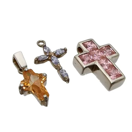 Hängen Kors, 3 stycken, silver, vita & flerfärgade stenar, längd 19 mm och mindre, tillverkare bl.a. Catwalk, stenar utan anmärkning  Vikt: 7,1 g