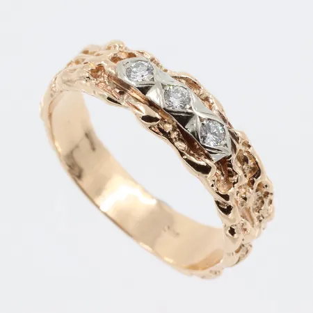 Ring med diamanter ca 3x0,05ct, stl 20mm, bredd 4,6-6,7mm, 14K Vikt: 5,9 g