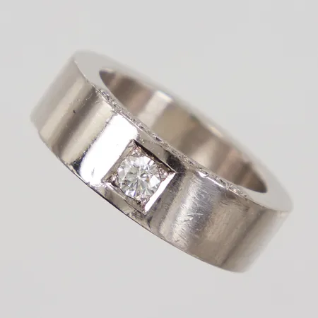 Ring stl 18¼, bredd 7,2mm, briljantslipad diamant 1x ca 0,23ct, 10x ca 0,015ct, smärre repor, vitguld, 18K,  Vikt: 22,6 g