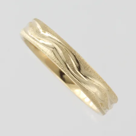 Ring mönstrad, stämplad Bös, stl 22½mm, bredd 5mm,18K Vikt: 6,8 g