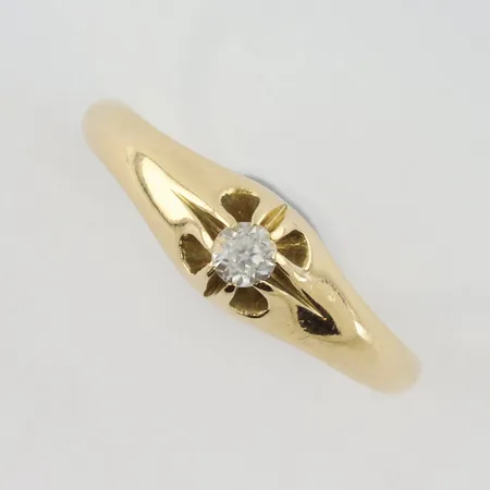 Ring med vit sten, stl19½mm, bredd ca 1,8 - 6 mm, Guldvaruaktiebolaget G. Dahlgren & Co Ab Malmö 1912,18k Vikt: 2,5 g