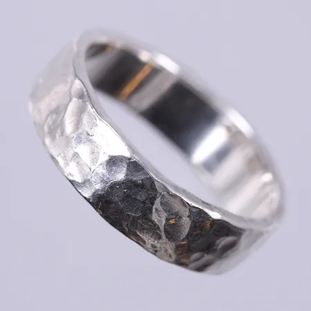 Ring stl: 17 ½, bredd ca 6mm, silver Vikt: 4,4 g